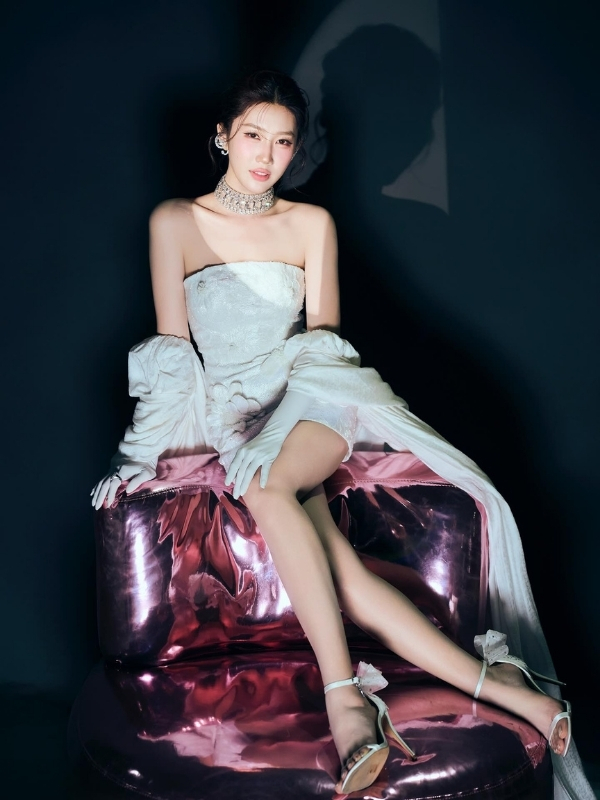 Bộ váy trắng tinh khôi làm nổi bật vẻ kiêu sa.