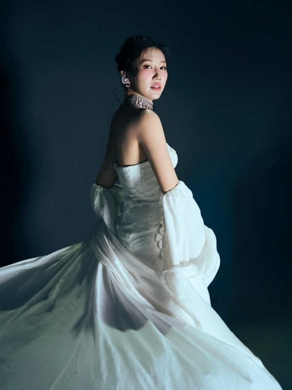 Dáng ngồi tự tin, ánh mắt tràn đầy thần thái.