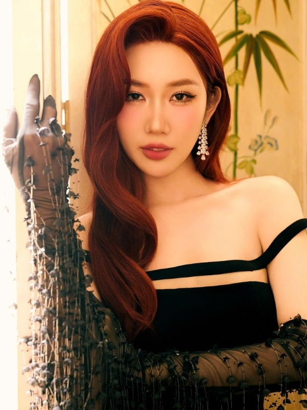 Quyến rũ, thần thái rạng ngời trong váy đen kiêu sa.