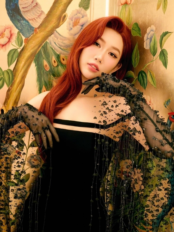 Bộ váy đen ren gợi cảm, nổi bật nét sang trọng.