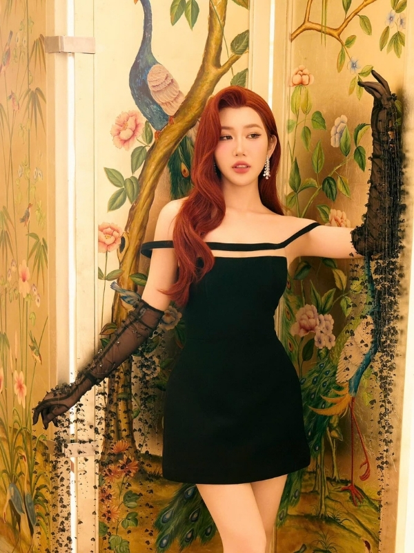 Thần thái quyến rũ, đầy sức hút của nữ diễn viên.