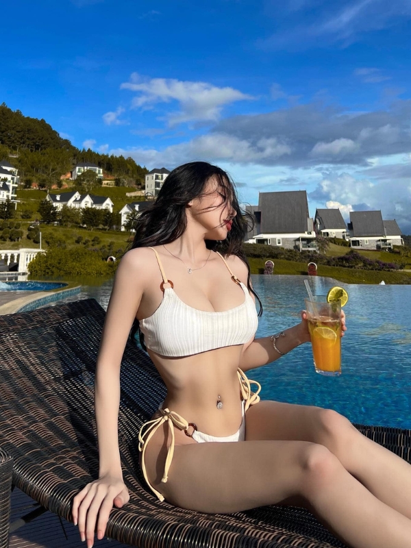 Bikini trắng bên hồ sang chảnh