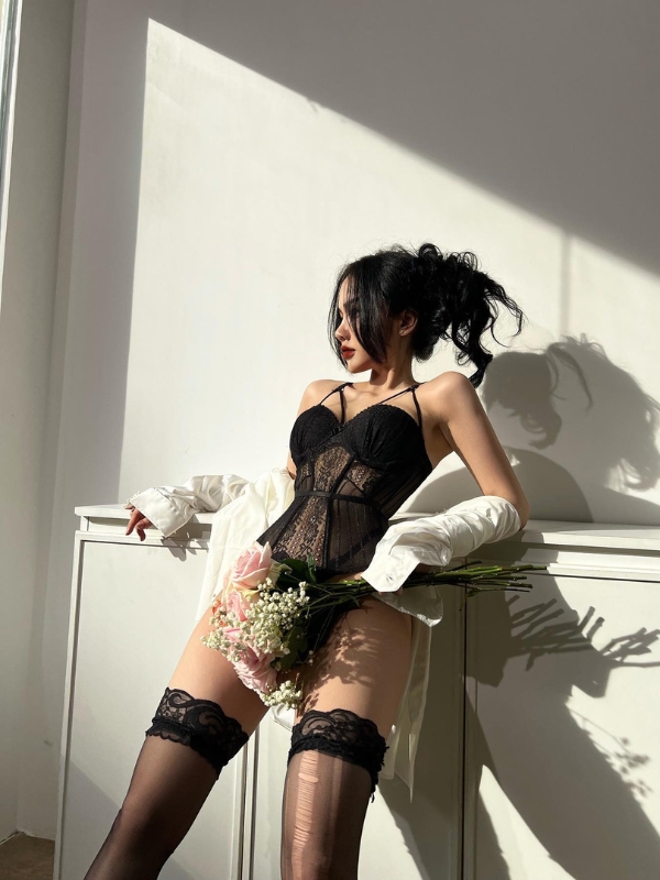 Nội y ren đen cá tính