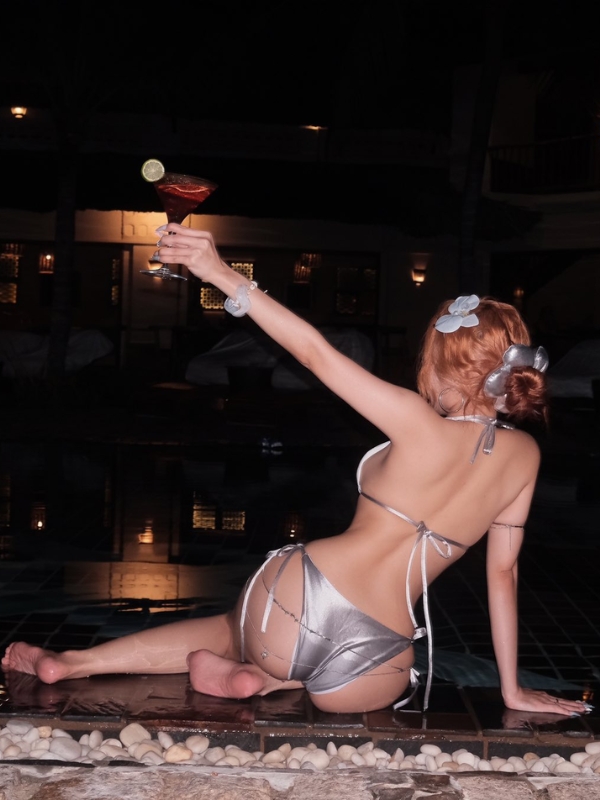 Váy ánh bạc nổi bật đêm tối