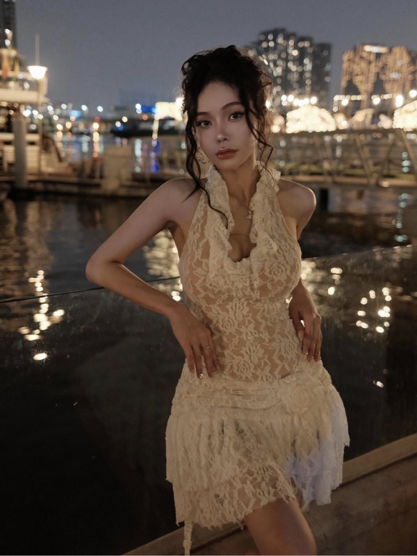 Váy ren vàng nổi bật về đêm