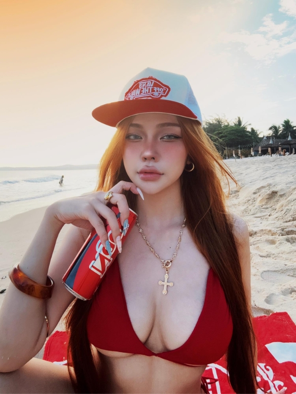 Bikini đỏ và mũ cá tính