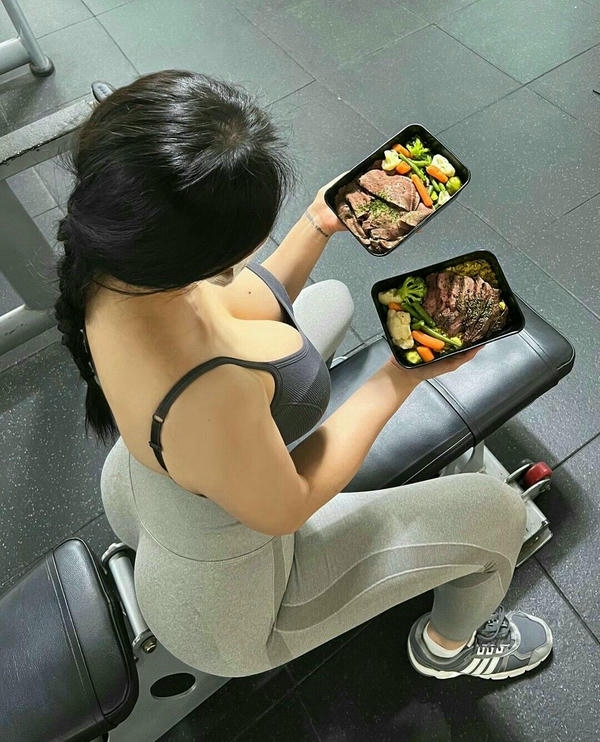 ảnh gái búi tóc từ trên