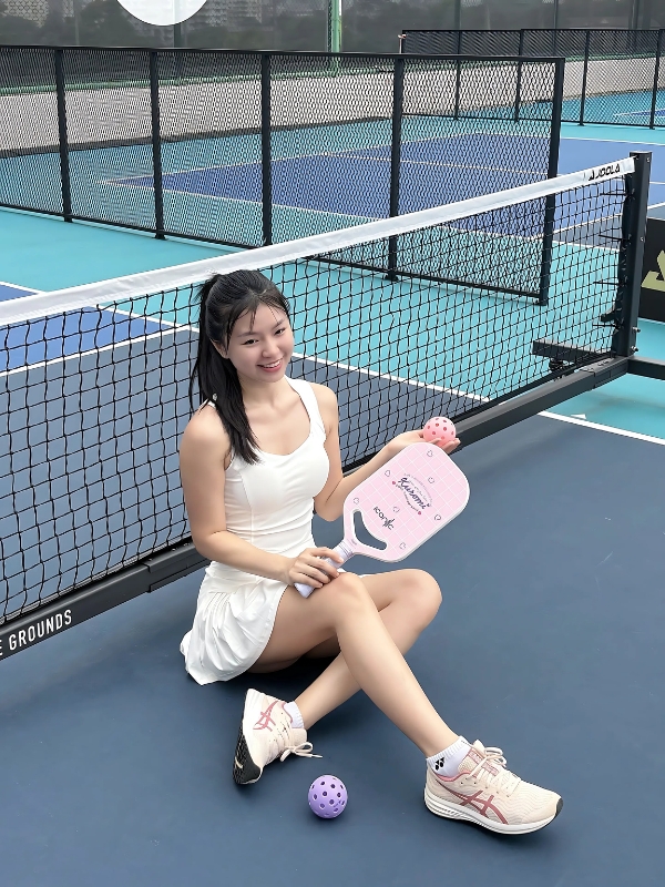 Ảnh gái chơi pickle ball tạo dáng sát lưới