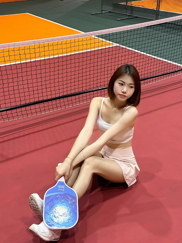Ảnh gái chơi pickle ball váy nude tạo dáng