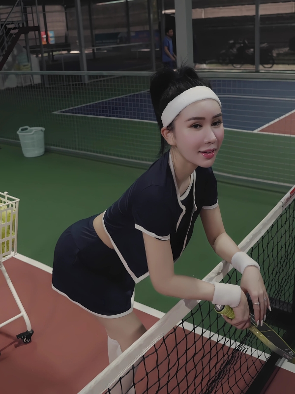 Ảnh gái chơi pickle ball tư thế sẵn sàng