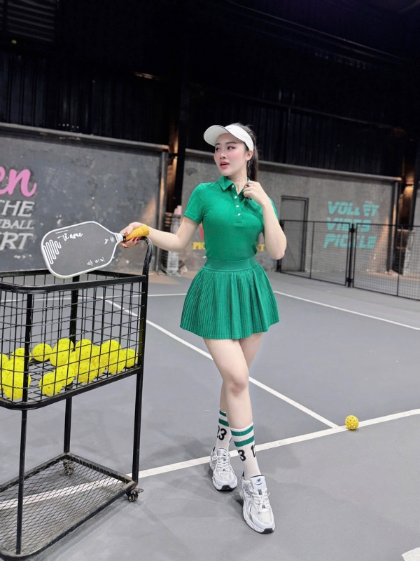 Ảnh gái chơi pickle ball váy xanh lá dễ thương