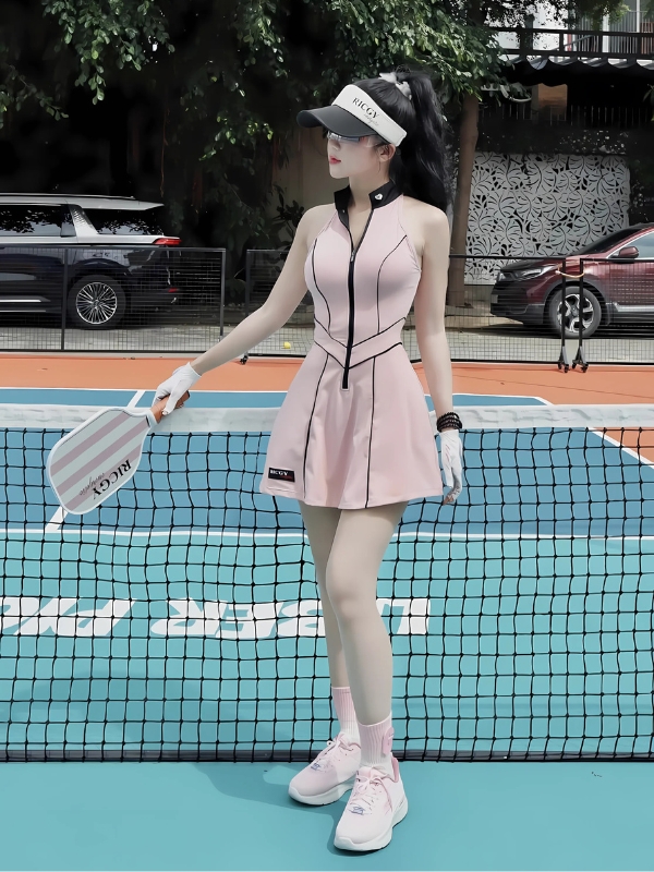 Ảnh gái chơi pickle ball váy nâu trên sân cam