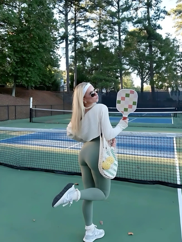 Ảnh gái chơi pickle ball với set thể thao trắng