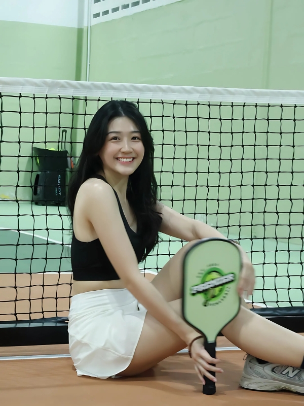 Ảnh gái chơi pickle ball ngồi bên lưới