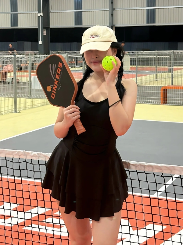 Ảnh gái chơi pickle ball tạo dáng cầm vợt