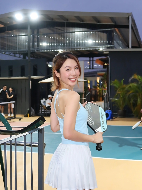 Ảnh gái chơi pickle ball tại sân xanh dương