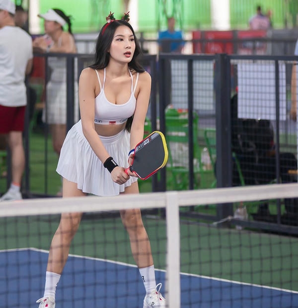 ảnh gái chơi pickleball