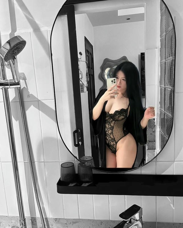 ảnh gái chụp ảnh trước gương khoe dáng