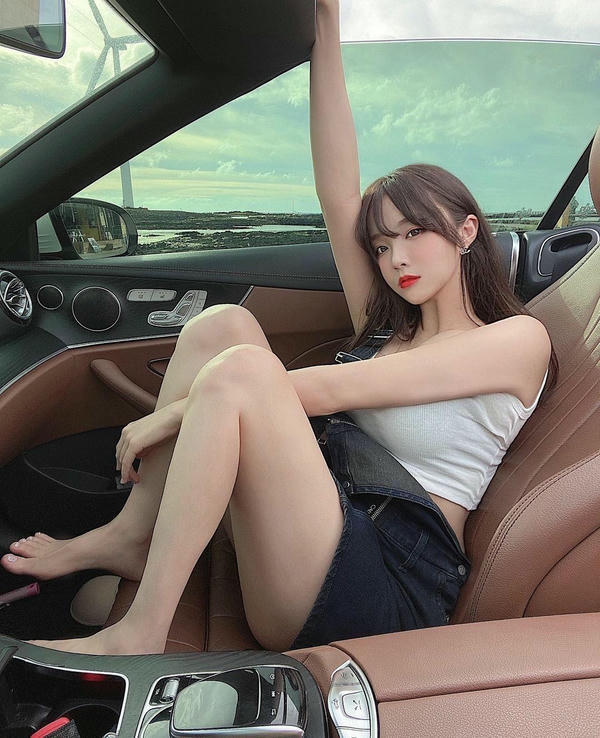 ảnh g&aacute;i chụp c&ugrave;ng &ocirc; t&ocirc;