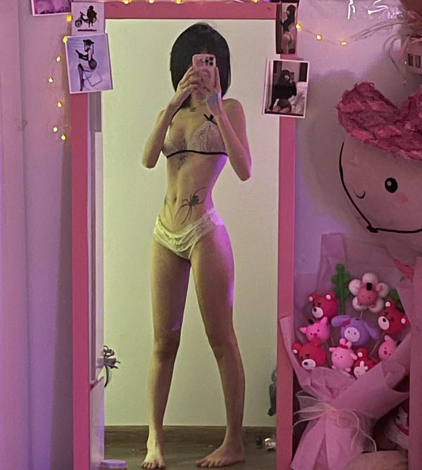 ảnh gái chụp dáng trước gương dâm đãng