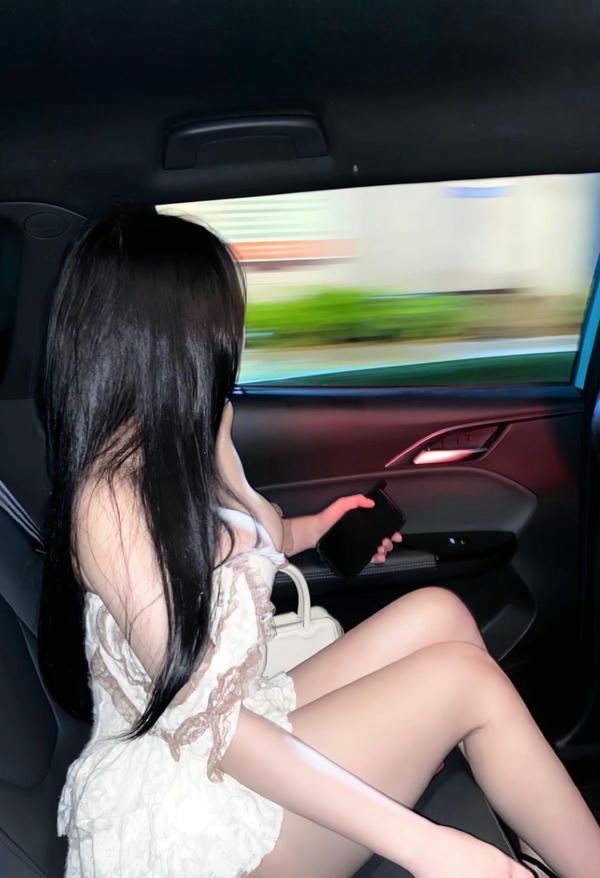 ảnh g&aacute;i chụp tr&ecirc;n &ocirc; t&ocirc;