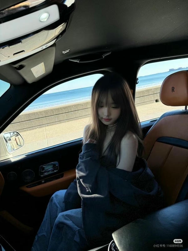 ảnh g&aacute;i chụp trong &ocirc; t&ocirc;