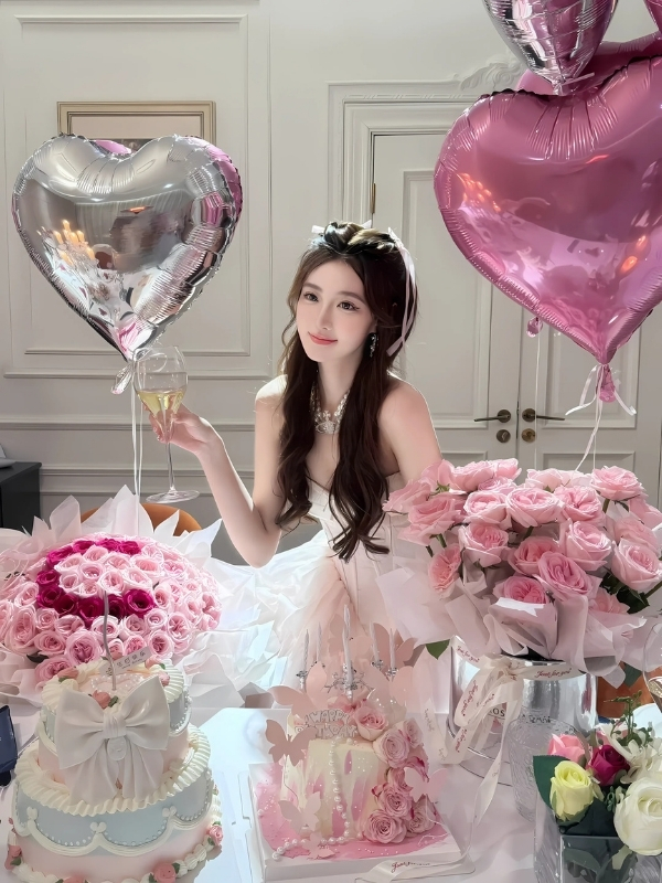 Gái đẹp bên bánh sinh nhật lãng mạn