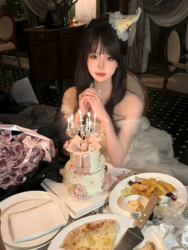 Ảnh gái đẹp chúc mừng sinh nhật cổ điển