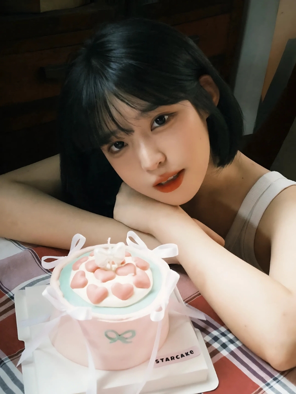 Gái xinh tựa bàn chúc sinh nhật