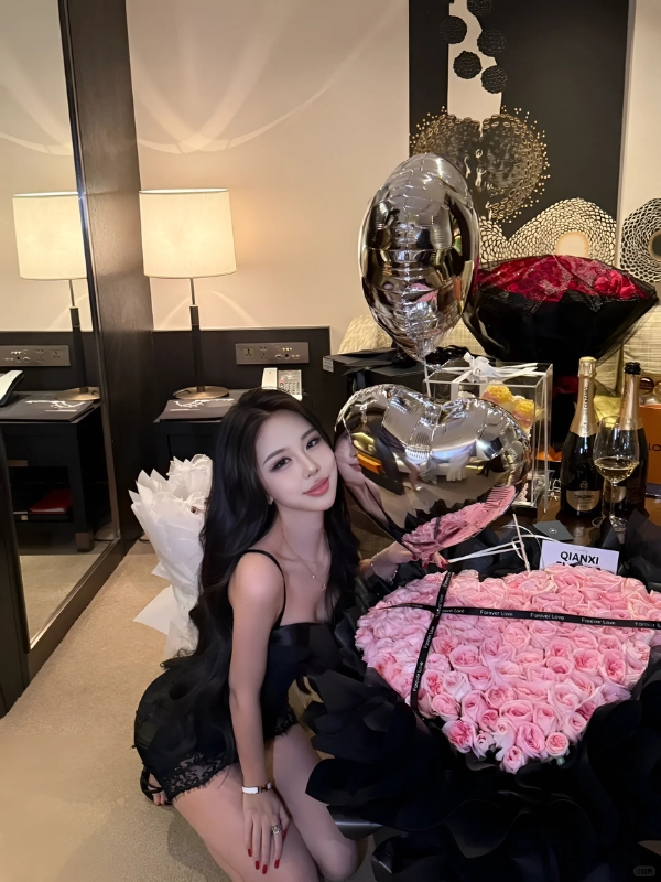 Gái đẹp mặc váy đen chúc sinh nhật