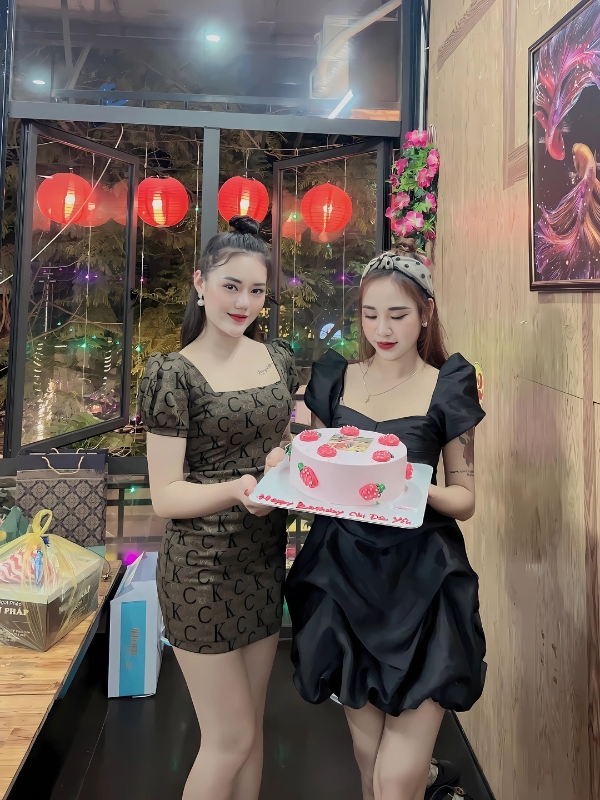 Gái đẹp chúc mừng sinh nhật cùng bạn bè