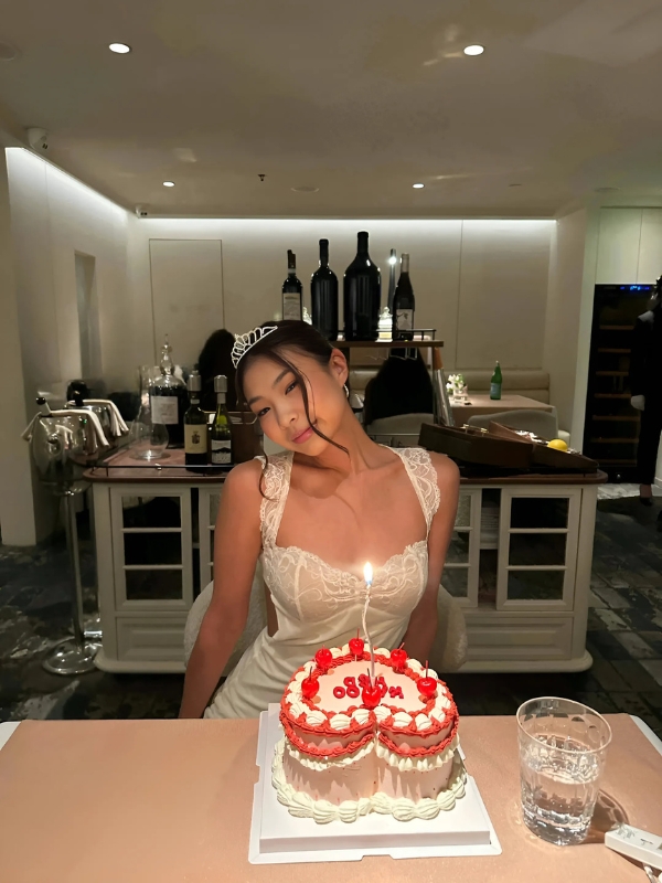 Gái đẹp nâng ly chúc mừng sinh nhật