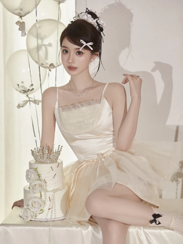 Ảnh gái đẹp váy kem mừng sinh nhật