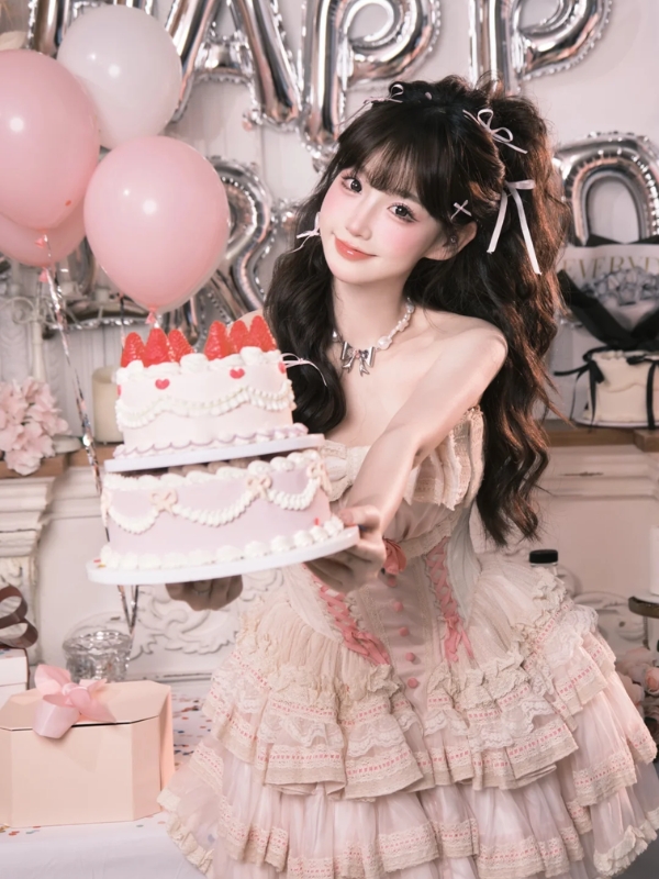 Gái đẹp bên bánh kem sinh nhật dễ thương