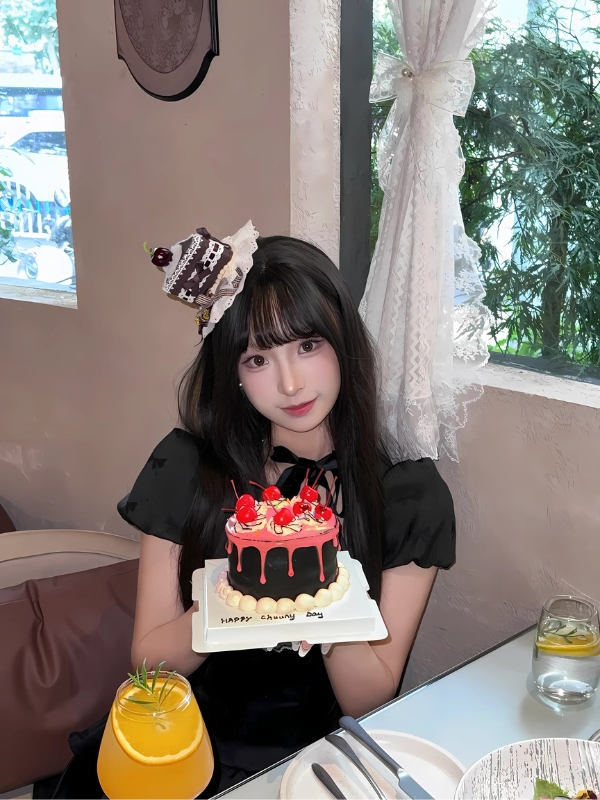 Ảnh gái đẹp chúc sinh nhật với bánh nhỏ