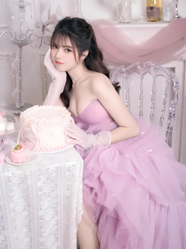 Gái đẹp váy tím chúc mừng sinh nhật