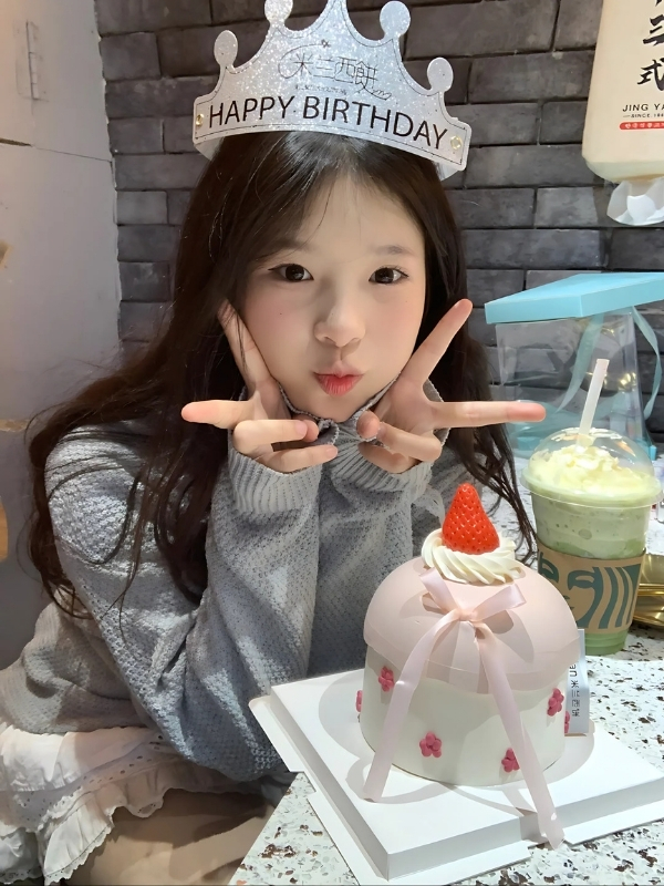 Ảnh gái đẹp chúc sinh nhật trong quán