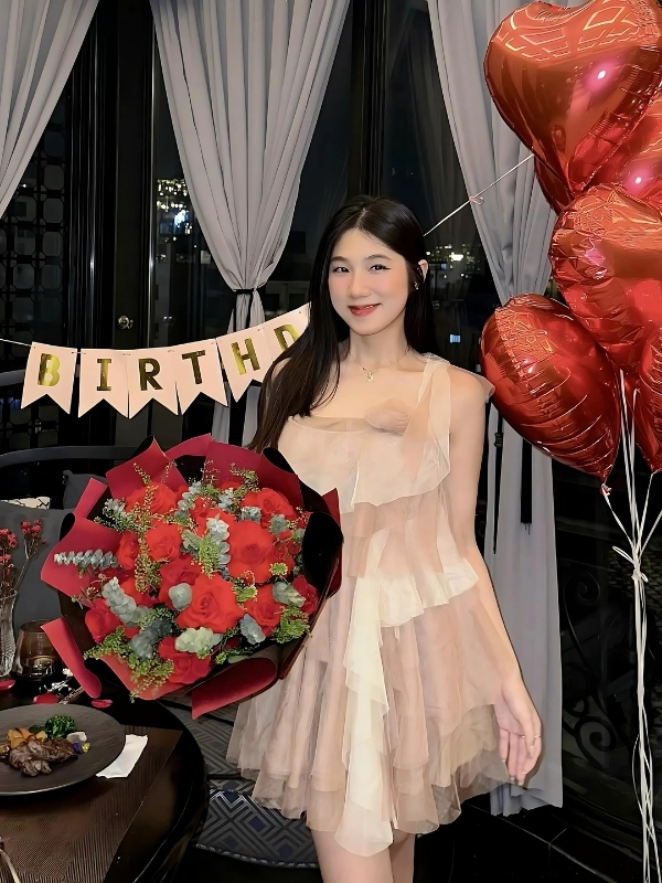 Gái đẹp chúc sinh nhật cùng bóng bay đỏ
