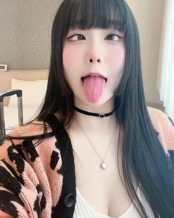 ảnh gái lè lưỡi chảy nước miếng bậy bạ