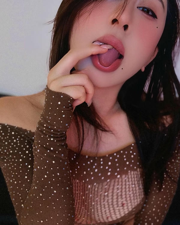 ảnh gái lè lưỡi quyến rủ