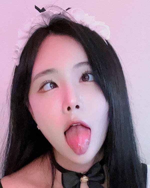 ảnh gái lè lưỡi trợn mắt phê