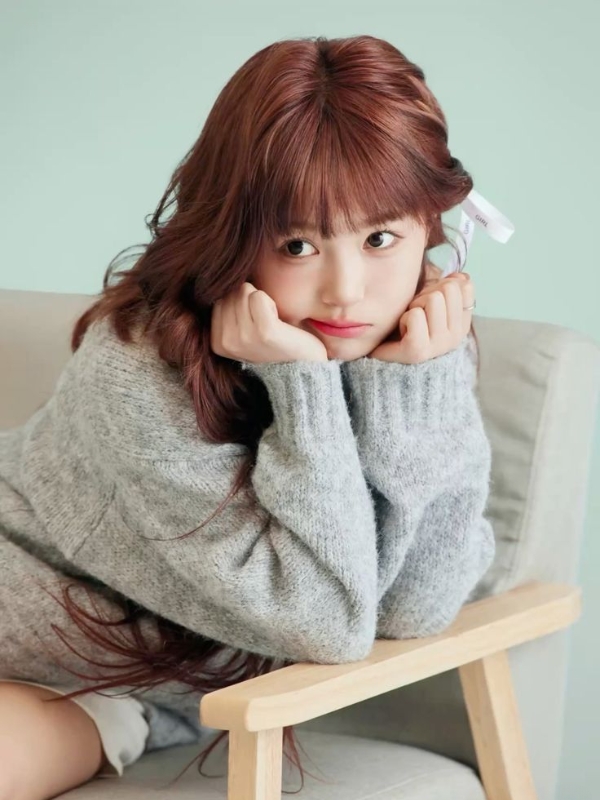 Ảnh gái mạng cute nằm nghiêng nhìn máy ảnh