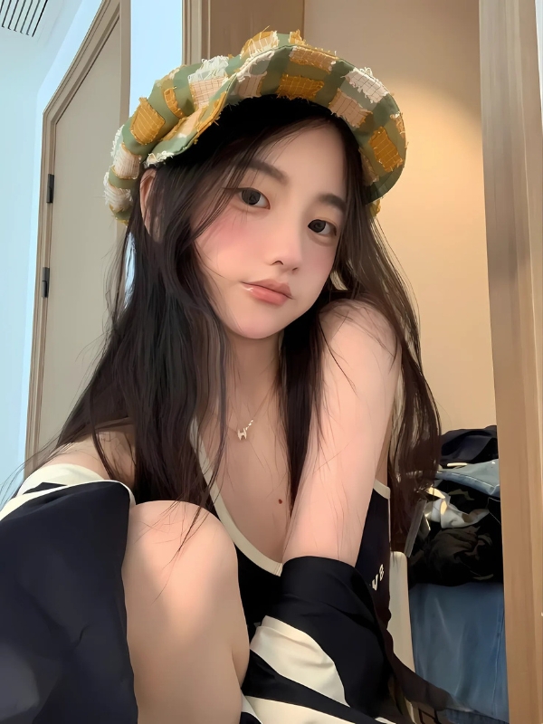 Ảnh gái mạng cute nghiêng đầu đeo vòng hoa