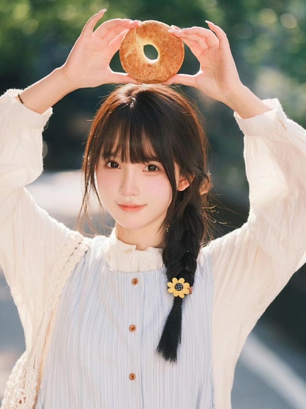 Ảnh gái mạng cute cùng bánh donut siêu ngộ