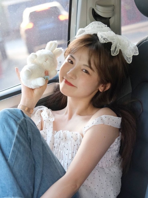 Ảnh gái mạng cute ôm gấu bông trên xe