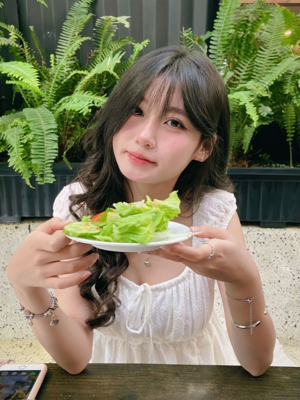 Ảnh gái mạng cute cầm rau sống dễ thương