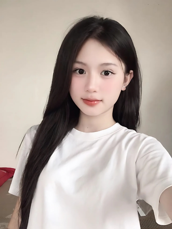 Ảnh gái mạng cute cười nhẹ nhàng trong phòng