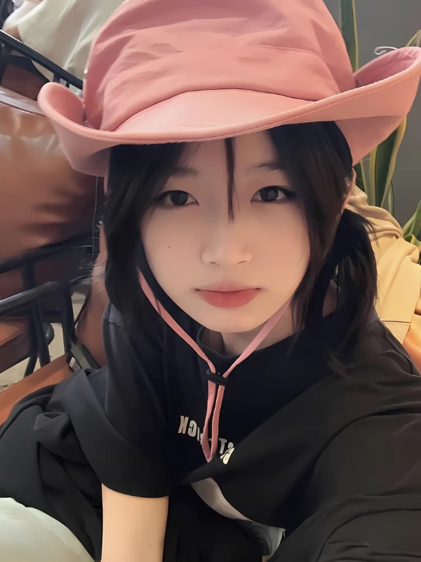 Ảnh gái mạng cute đội nón cowboy màu hồng