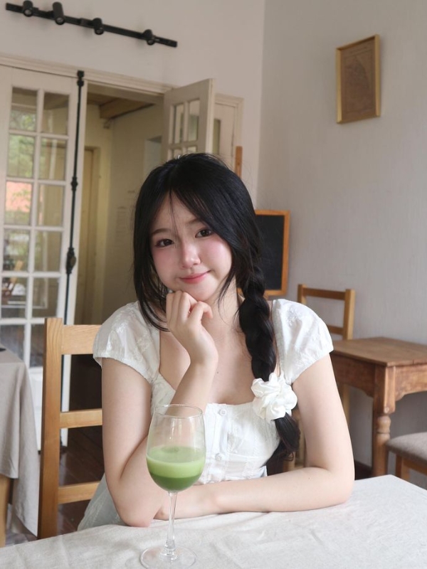 Ảnh gái mạng cute ngồi bàn uống nước xanh