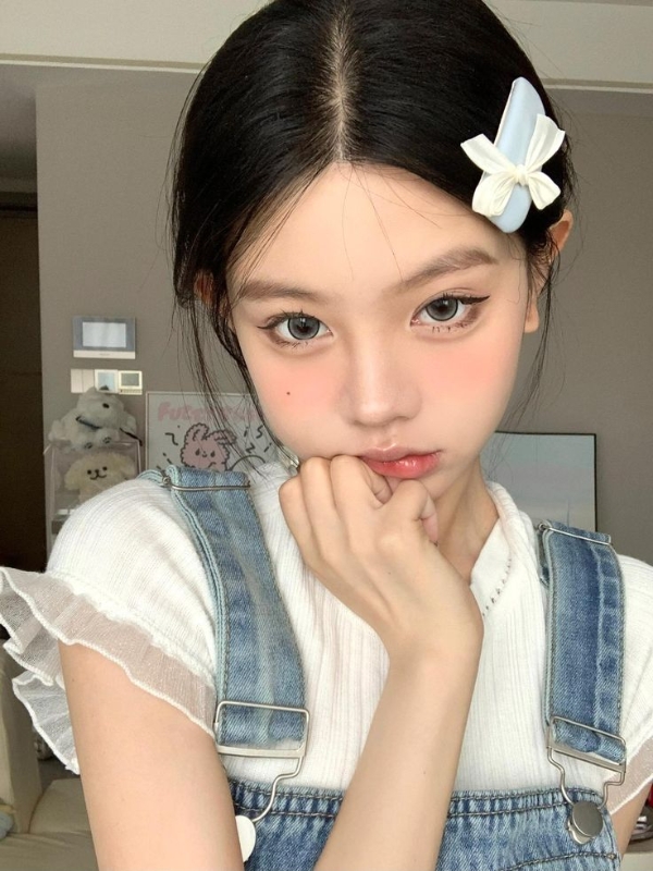 Ảnh gái mạng cute với tóc tết cài nơ trắng